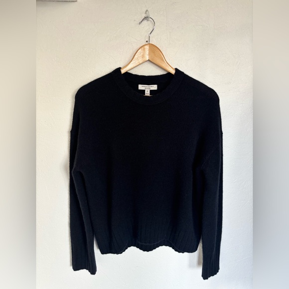 Banana Republic 100% Cashmere Classic Fit Black Crewneck Oversized Sweater - Picture 3 of 7